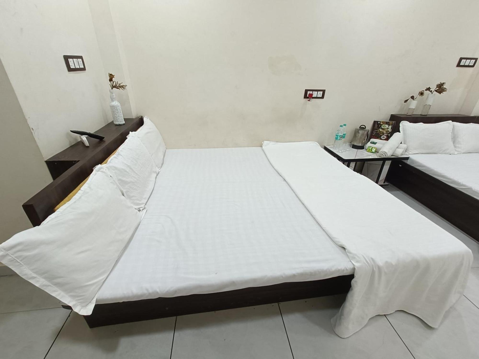 Treebo Yatri Grah Kshipra T Hotel Удджайн Екстер'єр фото