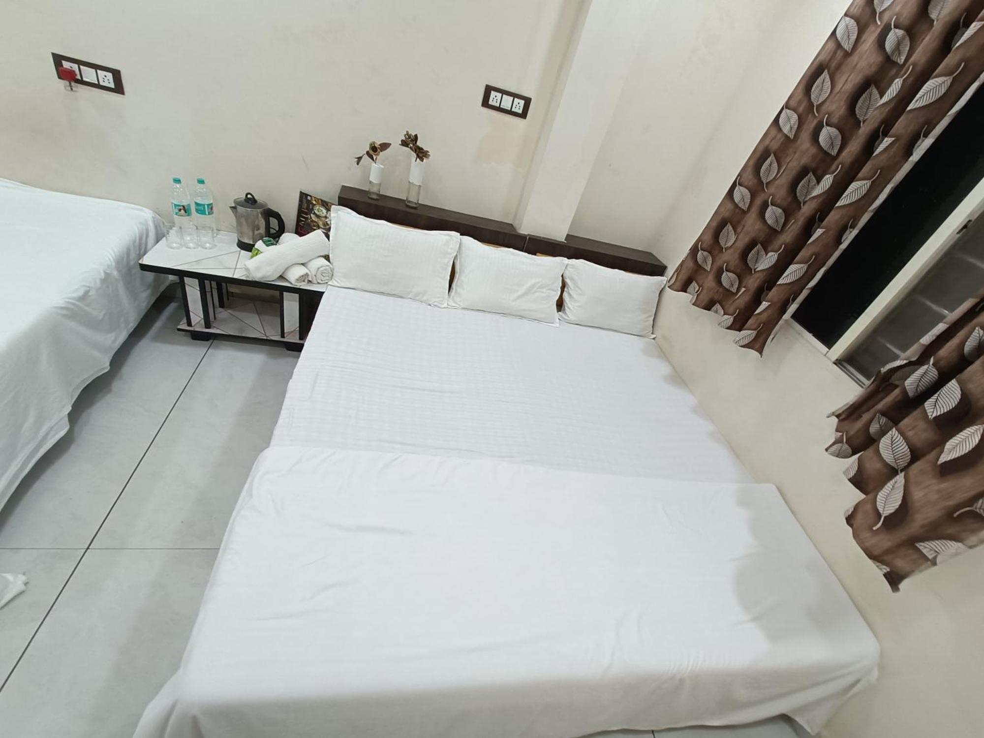 Treebo Yatri Grah Kshipra T Hotel Удджайн Екстер'єр фото