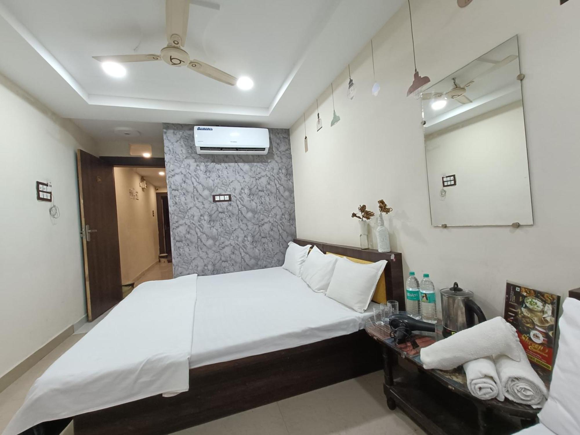 Treebo Yatri Grah Kshipra T Hotel Удджайн Екстер'єр фото
