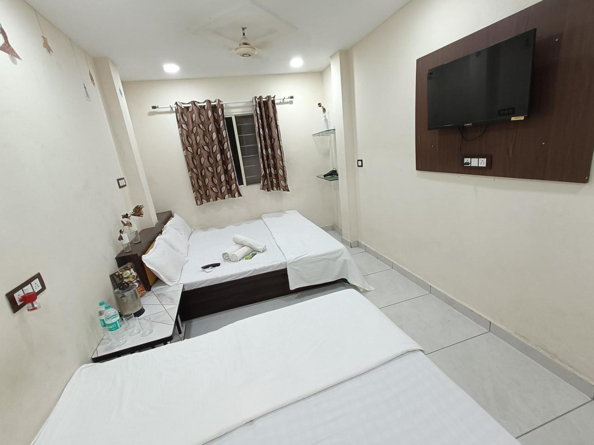 Treebo Yatri Grah Kshipra T Hotel Удджайн Екстер'єр фото